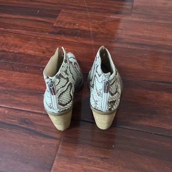 Vince Camuto Snakeskin booties Size 6.5 / 7 - Picture 2 of 9
